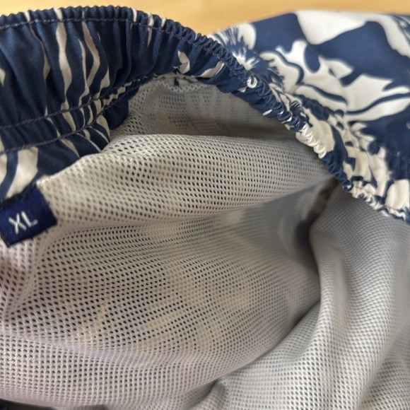 Men’s Vineyard Vines Blue and White Hawaiian extra large swim‎ shorts - Picture 4 of 6